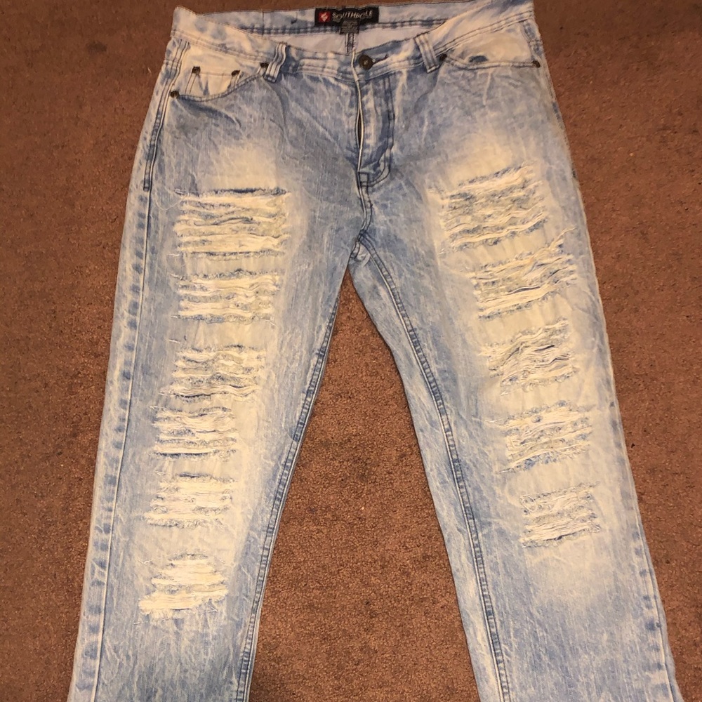 Men’s light wash ripped jeans